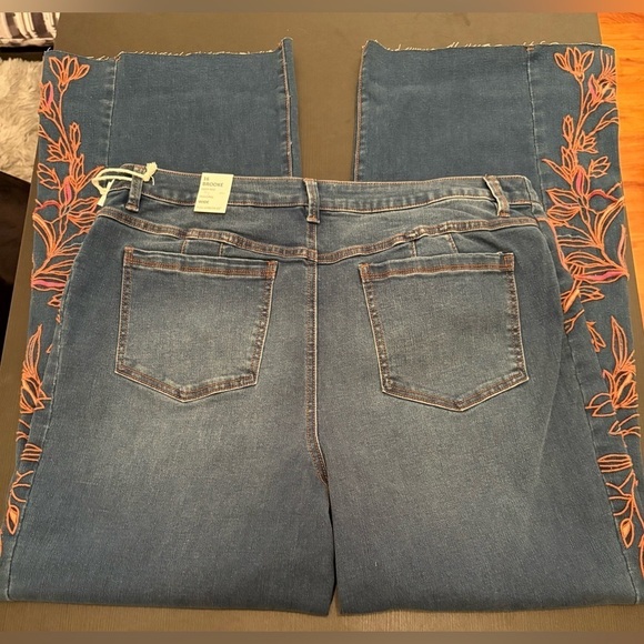 Tribal Women's Brooke High Rise Jeans with Side Embroidery Women’s Size 16 NWT - Picture 9 of 10